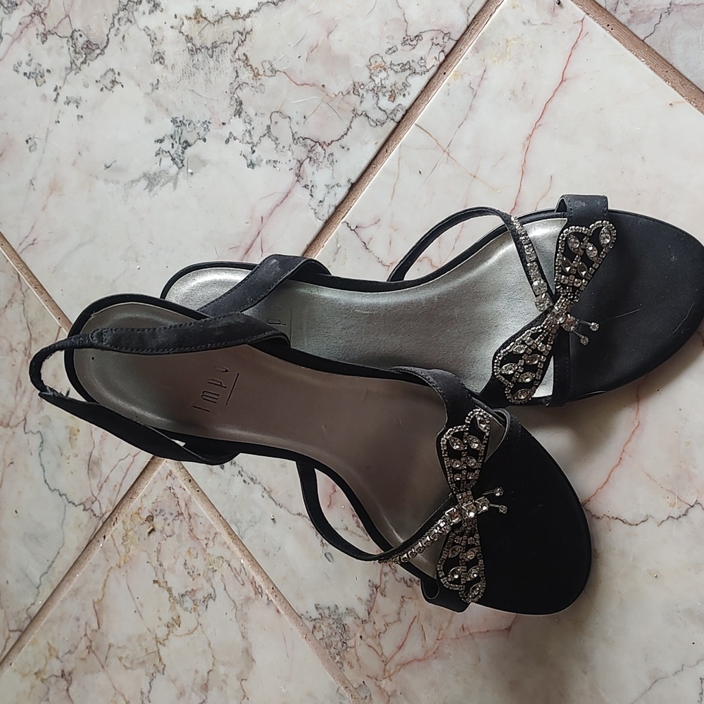 Beautiful dragonfly rhinestone adorned black heels